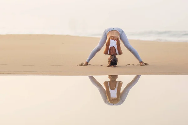 Caucasian Woman Practicing Yoga Seashore Tropic Ocean — Stock Photo, Image