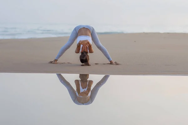 Mujer Caucásica Practicando Yoga Orilla Del Mar Del Océano Tropical — Foto de Stock