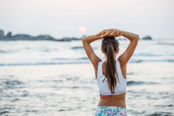 Kaukasiska Kvinna Utövar Yoga Seashore Tropic Ocean — Stockfoto