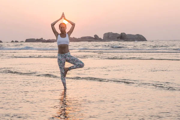 Kafkas kadın pratik Yoga tropic Okyanusu'nun sahil