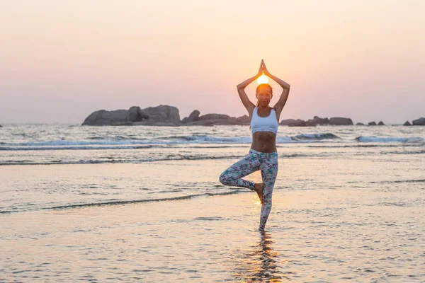 Mujer Caucásica Practicando Yoga Orilla Del Mar Del Océano Tropical — Foto de Stock