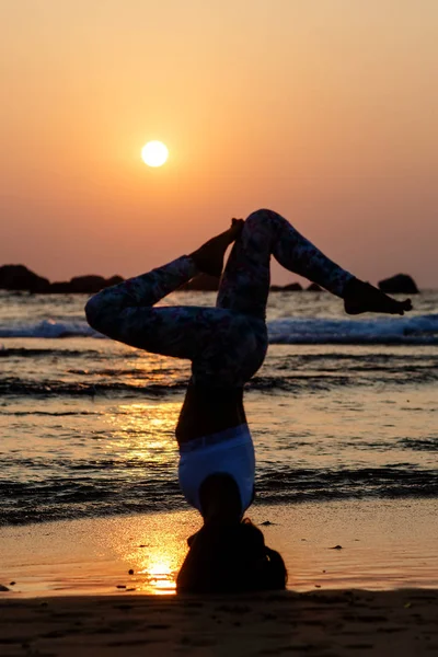 Donna Caucasica Praticare Yoga Riva Mare Oceano Tropicale — Foto Stock