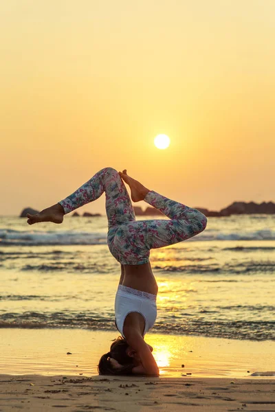 Kafkas kadın pratik Yoga tropic Okyanusu'nun sahil