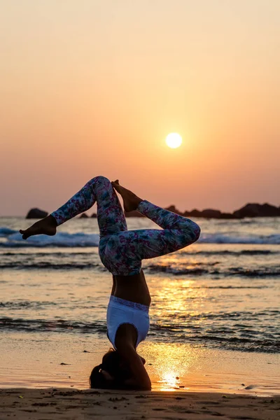 Mujer Caucásica Practicando Yoga Orilla Del Mar Del Océano Tropical — Foto de Stock