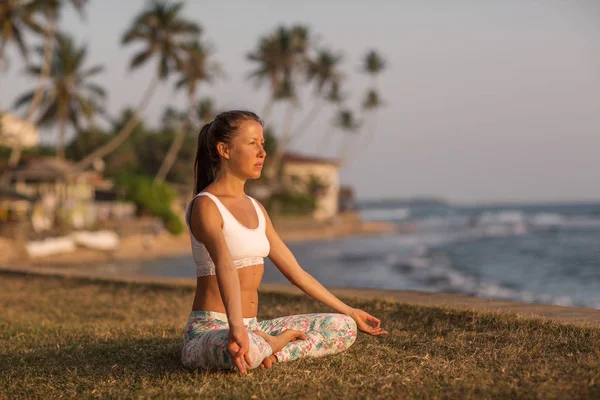 Kafkas kadın pratik Yoga tropic Okyanusu'nun sahil