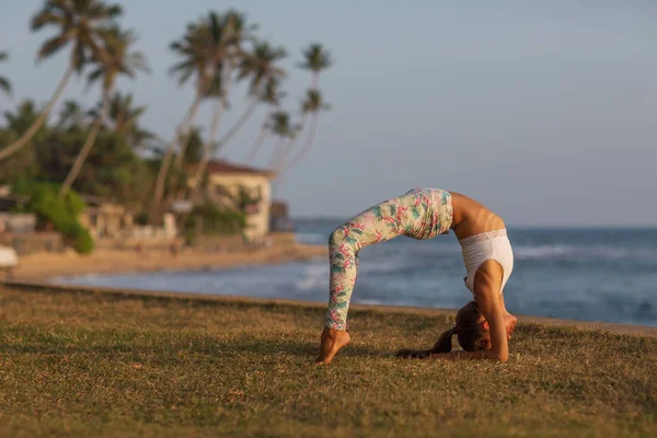 Mujer Caucásica Practicando Yoga Orilla Del Mar Del Océano Tropical — Foto de Stock