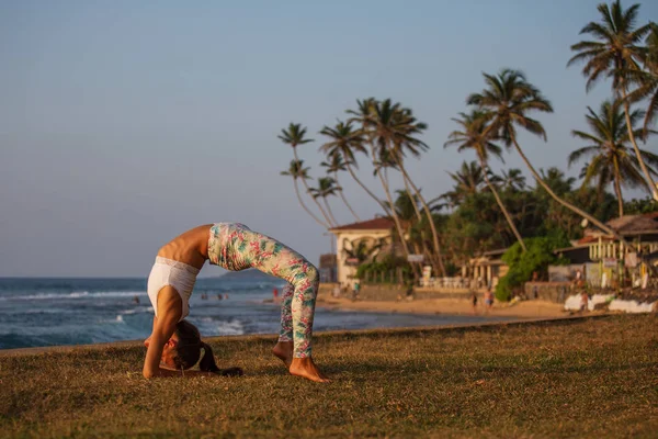 Kafkas kadın pratik Yoga tropic Okyanusu'nun sahil