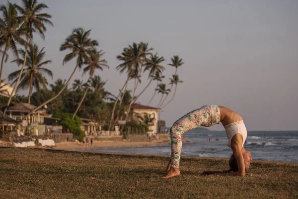 Kafkas kadın pratik Yoga tropic Okyanusu'nun sahil