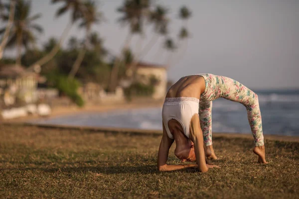 Kafkas kadın pratik Yoga tropic Okyanusu'nun sahil