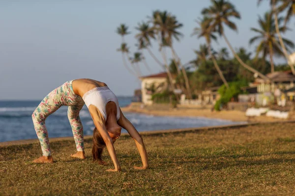 Mujer Caucásica Practicando Yoga Orilla Del Mar Del Océano Tropical — Foto de Stock