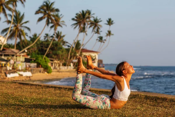 Donna Caucasica Praticare Yoga Riva Mare Oceano Tropicale — Foto Stock