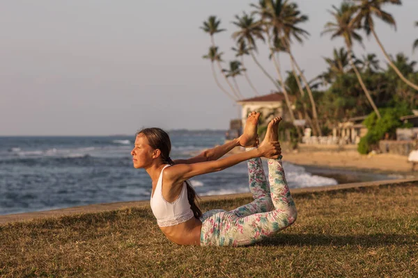 Kafkas kadın pratik Yoga tropic Okyanusu'nun sahil
