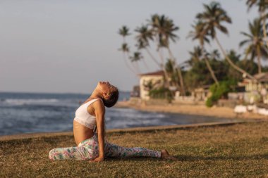 Kafkas kadın pratik Yoga tropic Okyanusu'nun sahil