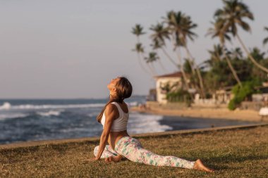Kafkas kadın pratik Yoga tropic Okyanusu'nun sahil