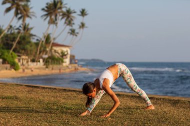 Kafkas kadın pratik Yoga tropic Okyanusu'nun sahil