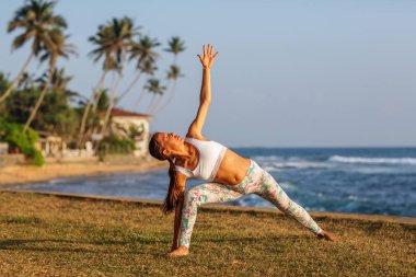 Kafkas kadın pratik Yoga tropic Okyanusu'nun sahil
