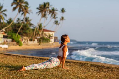 Kafkas kadın pratik Yoga tropic Okyanusu'nun sahil