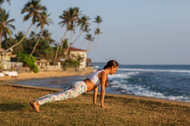 Kafkas kadın pratik Yoga tropic Okyanusu'nun sahil