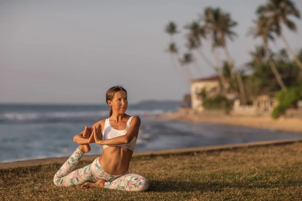 Kafkas kadın pratik Yoga tropic Okyanusu'nun sahil