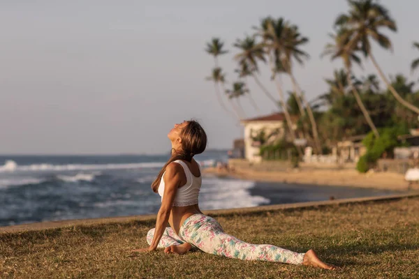Kafkas kadın pratik Yoga tropic Okyanusu'nun sahil