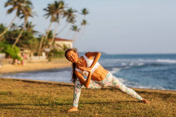 Donna Caucasica Praticare Yoga Riva Mare Oceano Tropicale — Foto Stock