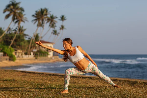 Mujer Caucásica Practicando Yoga Orilla Del Mar Del Océano Tropical — Foto de Stock