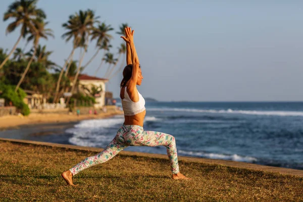 Kafkas kadın pratik Yoga tropic Okyanusu'nun sahil