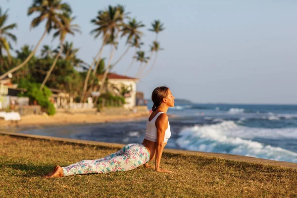 Kaukasiska Kvinna Utövar Yoga Seashore Tropic Ocean — Stockfoto