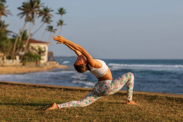 Kafkas kadın pratik Yoga tropic Okyanusu'nun sahil