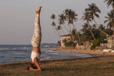 Kafkas kadın pratik Yoga tropic Okyanusu'nun sahil