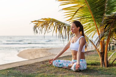 Kafkas kadın pratik Yoga tropic Okyanusu'nun sahil