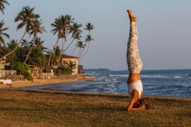 Kafkas kadın pratik Yoga tropic Okyanusu'nun sahil