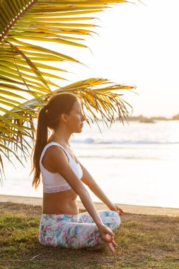 Kafkas kadın pratik Yoga tropic Okyanusu'nun sahil