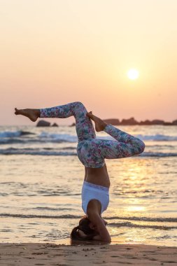 Kafkas kadın pratik Yoga tropic Okyanusu'nun sahil