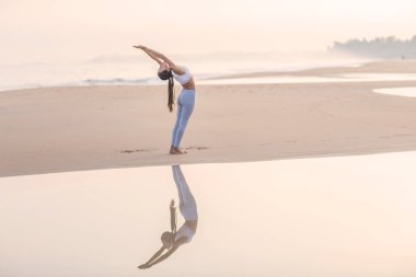Kafkas kadın pratik Yoga tropic Okyanusu'nun sahil