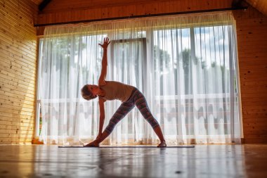 Kafkas kadın pratik yoga stüdyosu