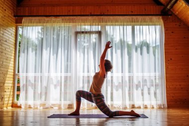 Kafkas kadın pratik yoga stüdyosu