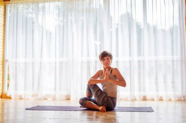 Kafkas kadın pratik yoga stüdyosu