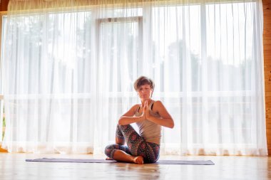 Kafkas kadın pratik yoga stüdyosu