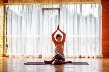 Kafkas kadın pratik yoga stüdyosu