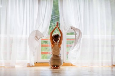 Kafkas kadın pratik yoga stüdyosu