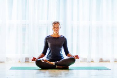 Kafkas kadın pratik yoga stüdyosu