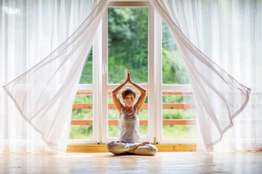 Kafkas kadın pratik yoga stüdyosu