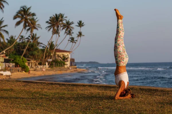 Kafkas kadın pratik Yoga tropic Okyanusu'nun sahil