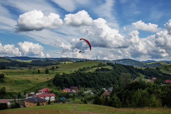 夏季飞越山区的滑翔伞 — 图库照片