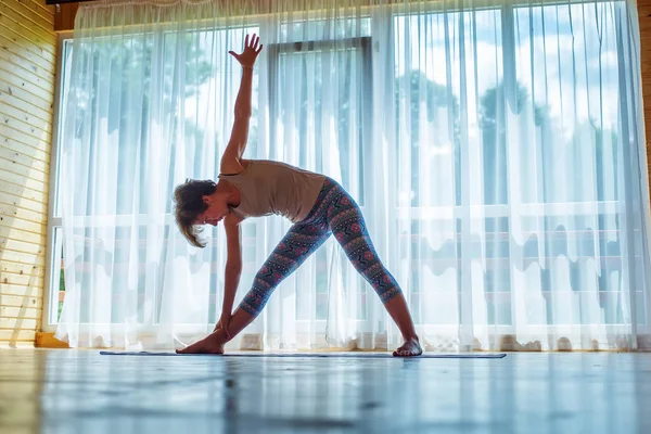 Kafkas kadın pratik yoga stüdyosu