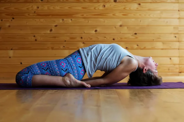 Mujer Caucásica Está Practicando Yoga Estudio — Foto de Stock