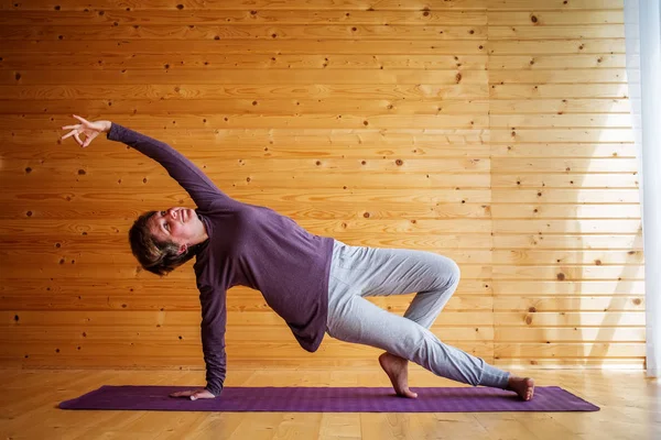 Caucasian Woman Practicing Yoga Studio — Stock Photo, Image