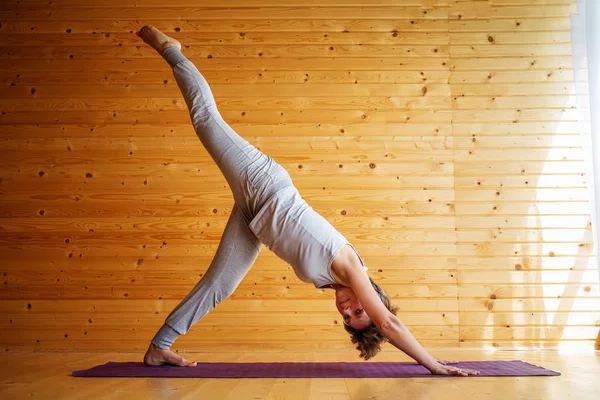 Caucasian Woman Practicing Yoga Studio — Stock Photo, Image