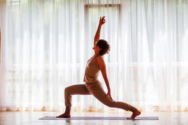 Caucasian Woman Practicing Yoga Studio — Stock Photo, Image